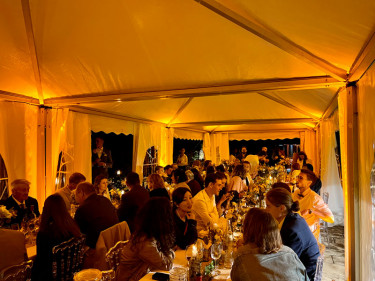 Diner des mariés sous la tente