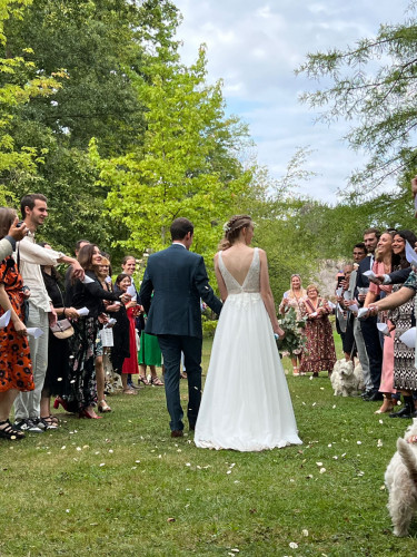 Mariés et leurs invités pendant la cérémonie