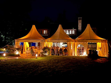 Tente de mariage à l'exterieur du domaine à 1h de Paris