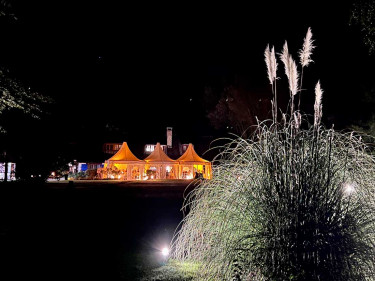 tente de mariage de nuit